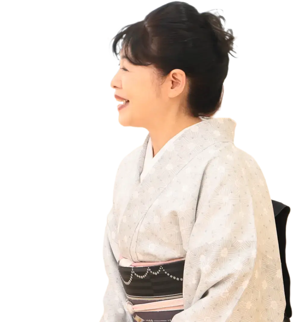 淡い色の着物姿の女性