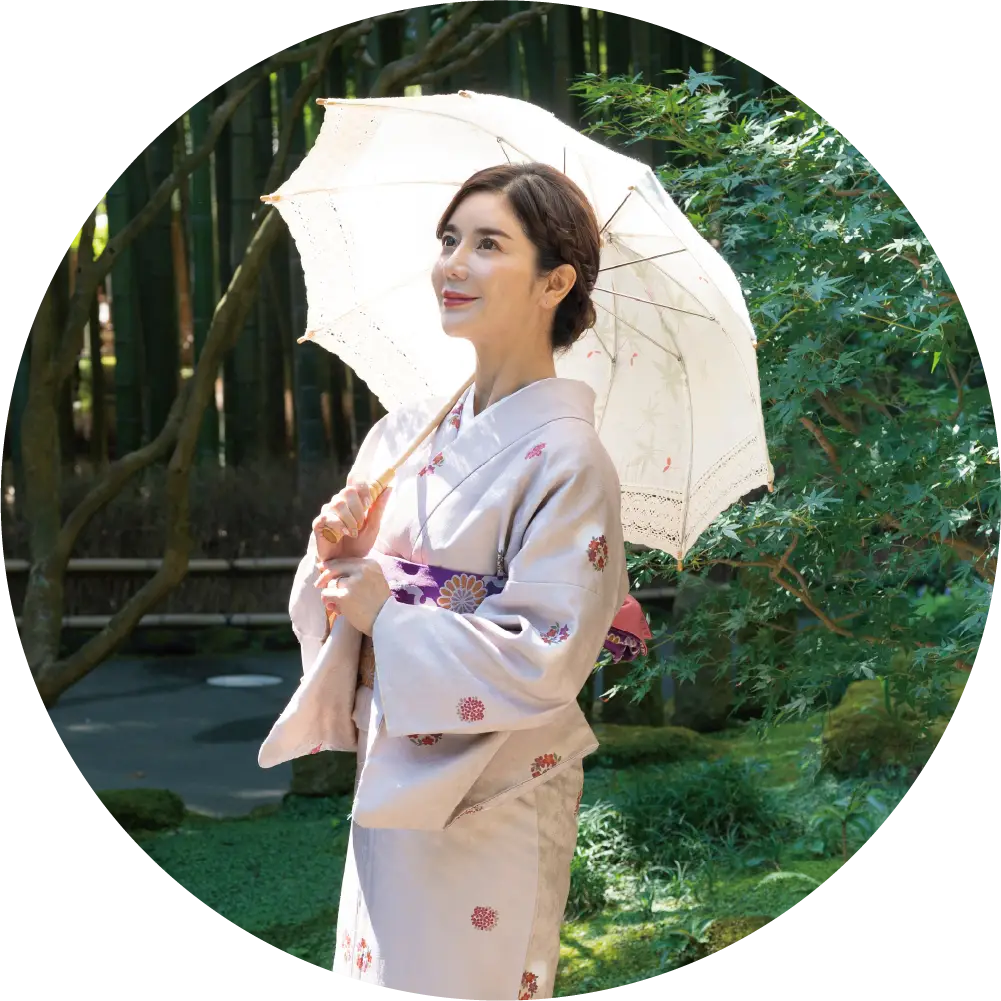 傘をさして微笑む、着物姿の女性