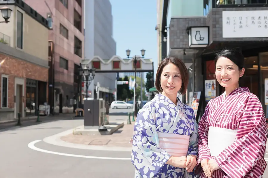 街角で微笑む、着物姿の女性2人
